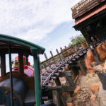 Tren de Big Thunder Mountain Railroad en Walt Disney World subiendo la vía frente al edificio Big Thunder Mining Company en Magic Kingdom 2026