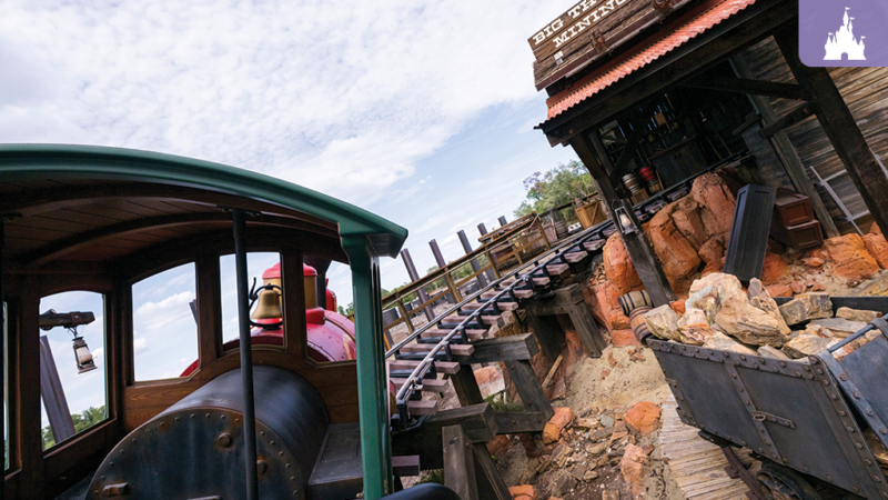 Tren de Big Thunder Mountain Railroad en Walt Disney World subiendo la vía frente al edificio Big Thunder Mining Company en Magic Kingdom 2026