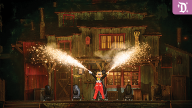 Mickey Mouse durante Fantasmic! en Disneyland Park con efectos especiales en Rivers of America