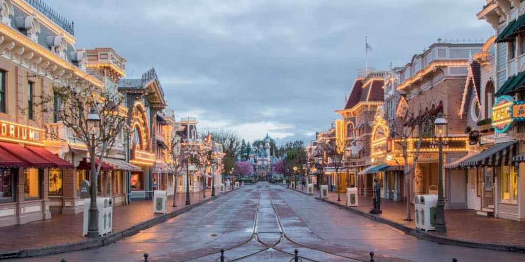 Main Street vacía en la mañana, uno de los mejores secretos de los parques Disney para disfrutar sin multitudes.