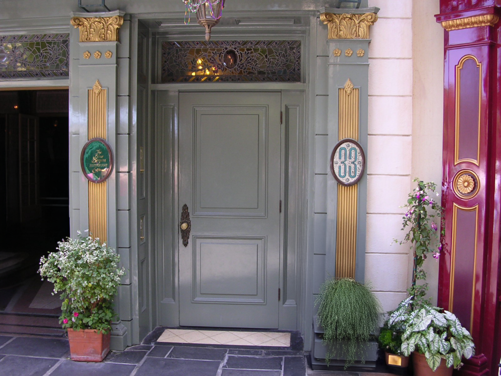 Entrada al Club 33, uno de los secretos de los parques Disney.