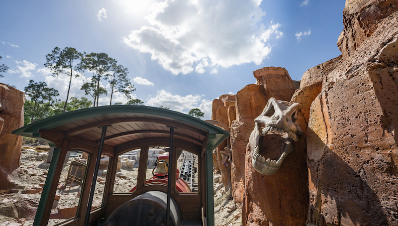 Big Thunder Mountain Railroad y sus paisajes del viejo oeste Tren de Big Thunder Mountain Railroad pasando junto a formaciones rocosas y un cráneo en Magic Kingdom
