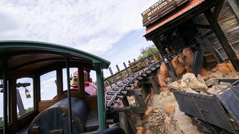 Big Thunder Mountain Railroad en Magic Kingdom Tren de Big Thunder Mountain Railroad pasando junto a la zona minera en Magic Kingdom