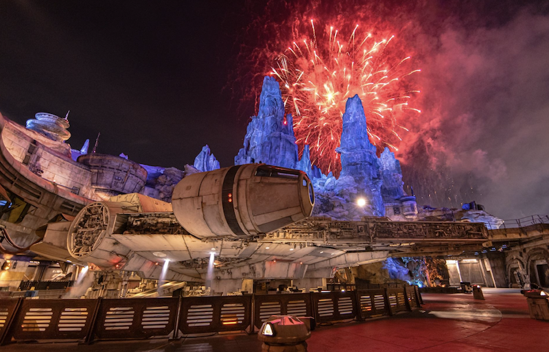 Star Wars Galaxy's Edge de noche Millennium Falcon durante fuegos artificiales en Star Wars Galaxy's Edge