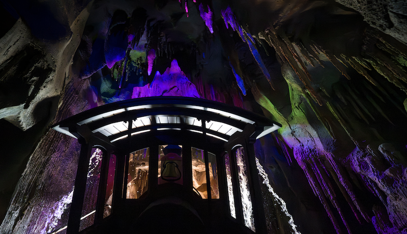 Cavernas renovadas en Big Thunder Mountain Railroad Tren de Big Thunder Mountain Railroad entrando a cavernas iluminadas con colores brillantes