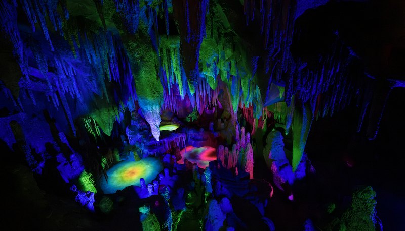 Rainbow Caverns en Big Thunder Mountain Railroad Rainbow Caverns iluminadas con colores fosforescentes en Big Thunder Mountain Railroad