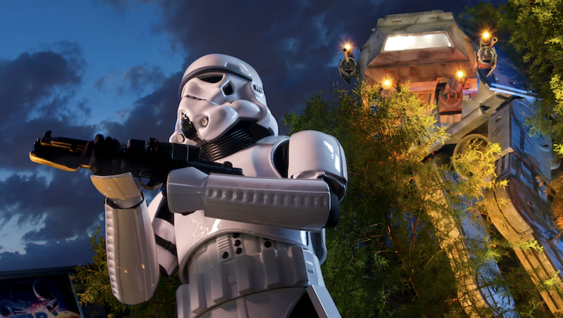 Stormtroopers en Star Wars: Galaxy's Edge Stormtrooper en Star Wars Galaxy's Edge durante la noche
