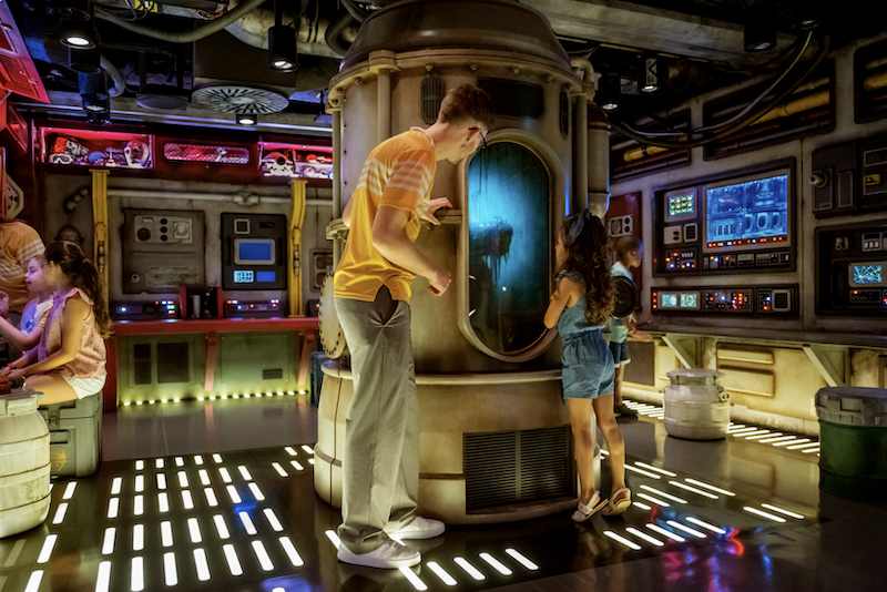 Star Wars Cargo Bay en Disney Cruise Line Niños explorando Star Wars Cargo Bay en Disney Cruise Line