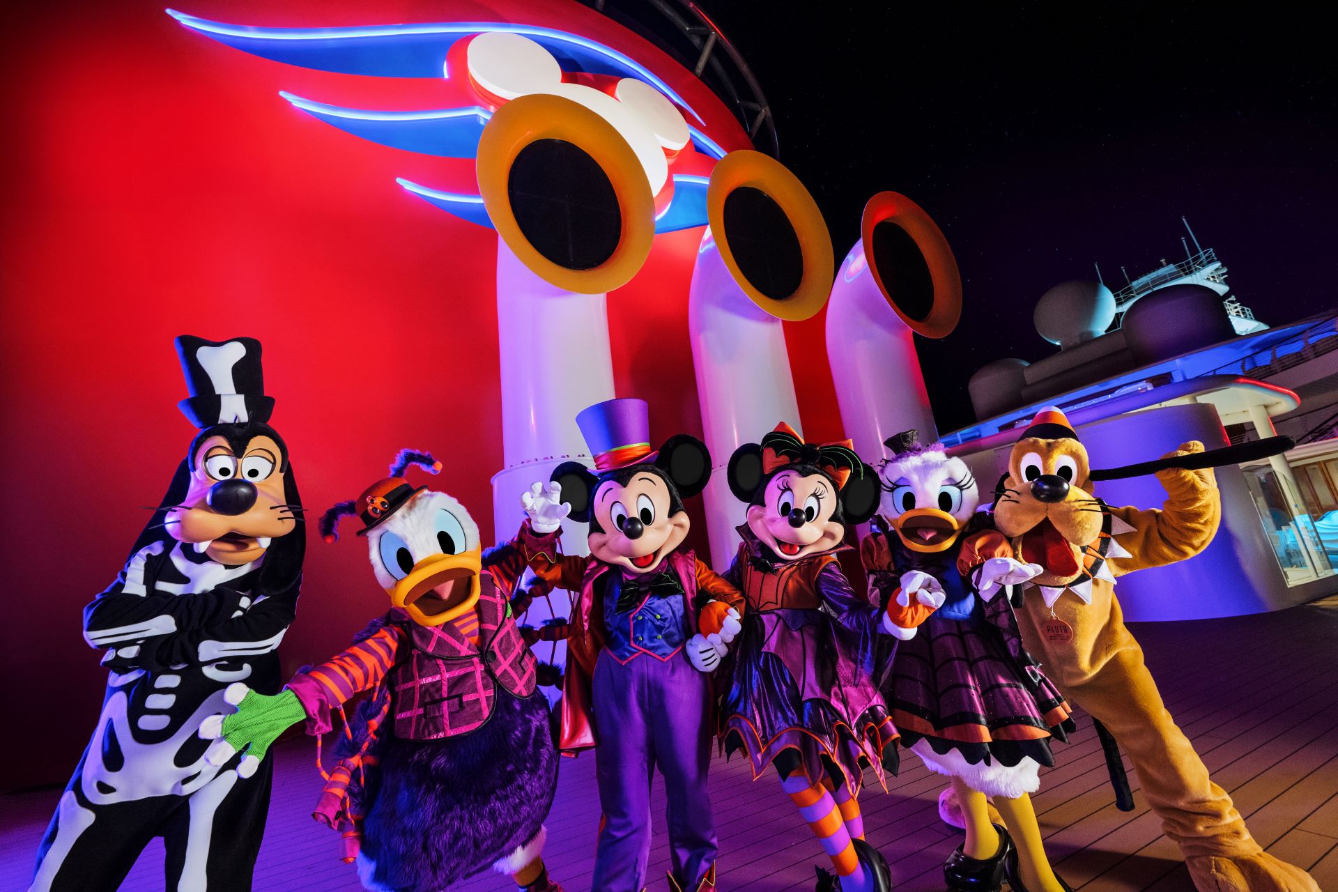 Personajes Disney en Halloween on the High Seas Mickey, Minnie, Donald, Daisy, Pluto y Goofy con disfraces de Halloween en Disney Cruise Line