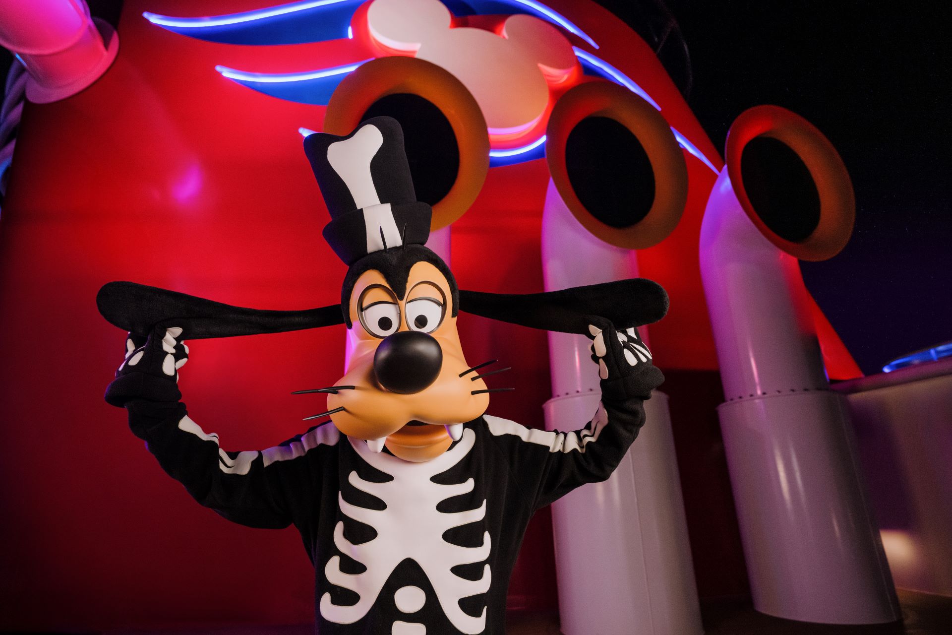 Goofy en Halloween on the High Seas Goofy con disfraz de esqueleto frente a la chimenea de Disney Cruise Line durante Halloween on the High Seas