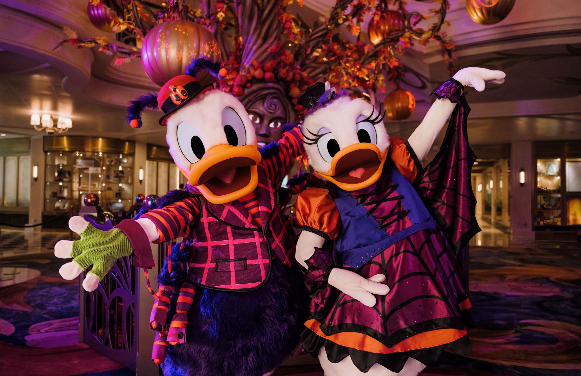 Donald y Daisy en Halloween on the High Seas Donald y Daisy con disfraces de Halloween durante Halloween on the High Seas en Disney Cruise Line