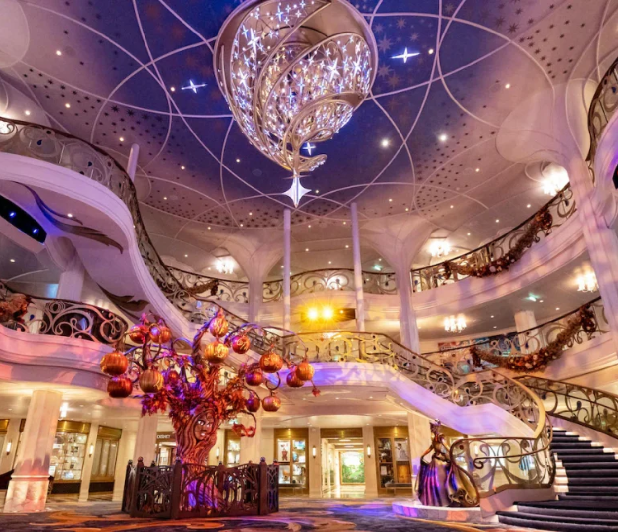Pumpkin Tree en Halloween on the High Seas Atrio de Disney Cruise Line decorado con Pumpkin Tree para Halloween on the High Seas
