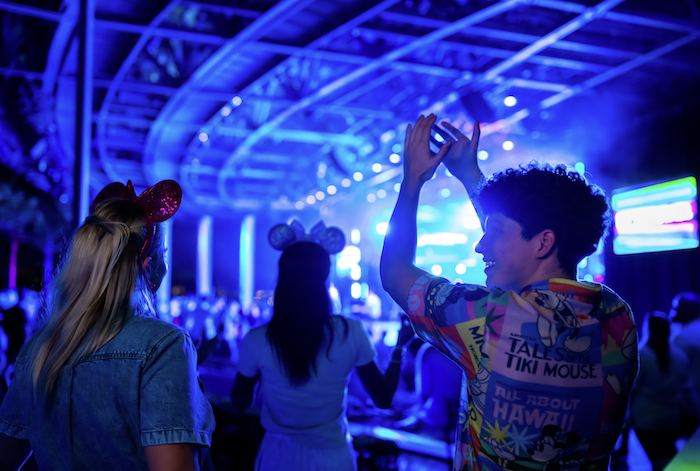Visitantes disfrutando música en vivo durante Eat to the Beat Concert Series en EPCOT