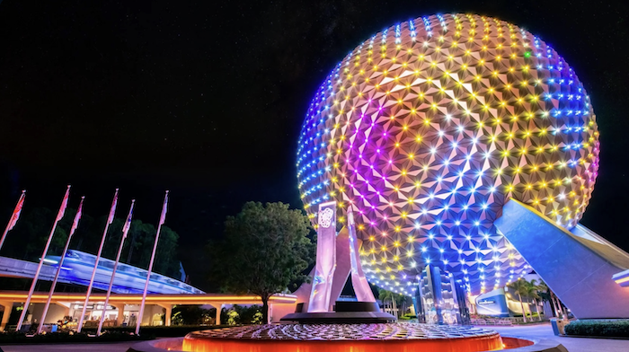Spaceship Earth iluminado durante la noche en EPCOT para el International Food and Wine Festival