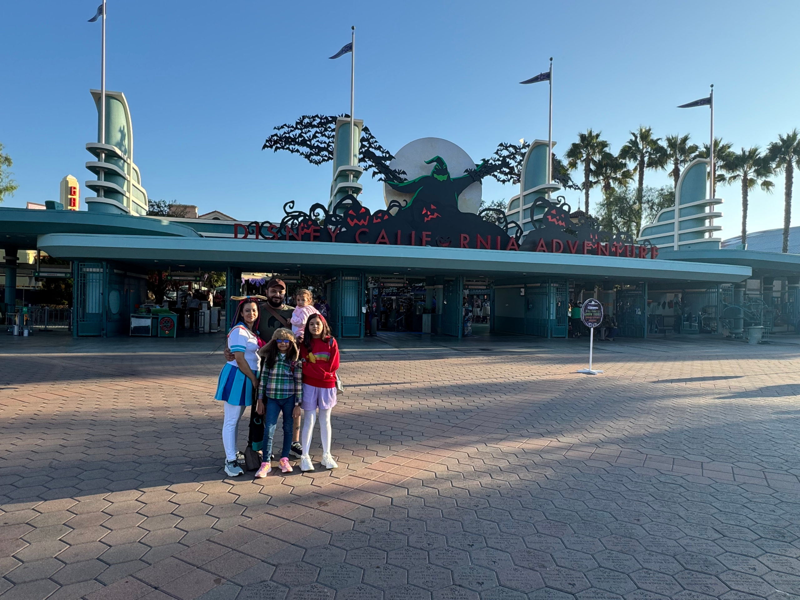 Viajar a Disney en familia con planeación y acompañamiento Familia visitando Disney California Adventure durante temporada de Halloween con planeación de viaje