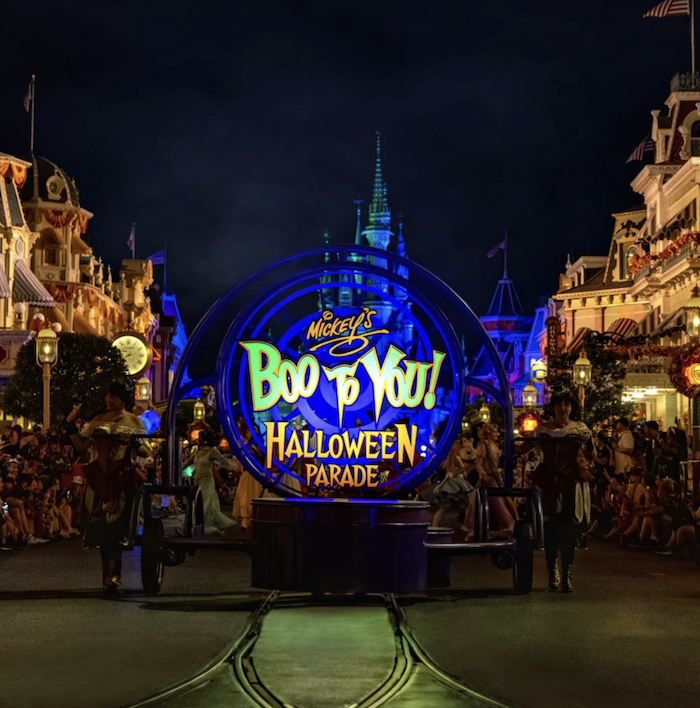 Carro iluminado de Mickey's Boo-to-You Halloween Parade en Magic Kingdom durante Mickey's Not-So-Scary Halloween Party