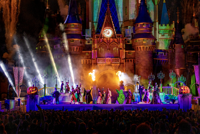 Hocus Pocus Villain Spelltacular frente a Cinderella Castle durante Mickey's Not-So-Scary Halloween Party