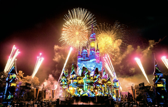 Fuegos artificiales de Disney's Not-So-Spooky Spectacular sobre Cinderella Castle en Magic Kingdom