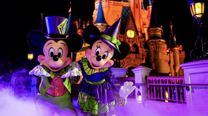 Mickey y Minnie con disfraces de Halloween frente a Cinderella Castle durante Mickey's Not-So-Scary Halloween Party