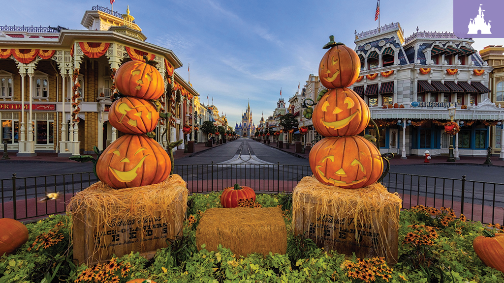 Decoración de otoño en Magic Kingdom con farol y detalles de temporada en Walt Disney World