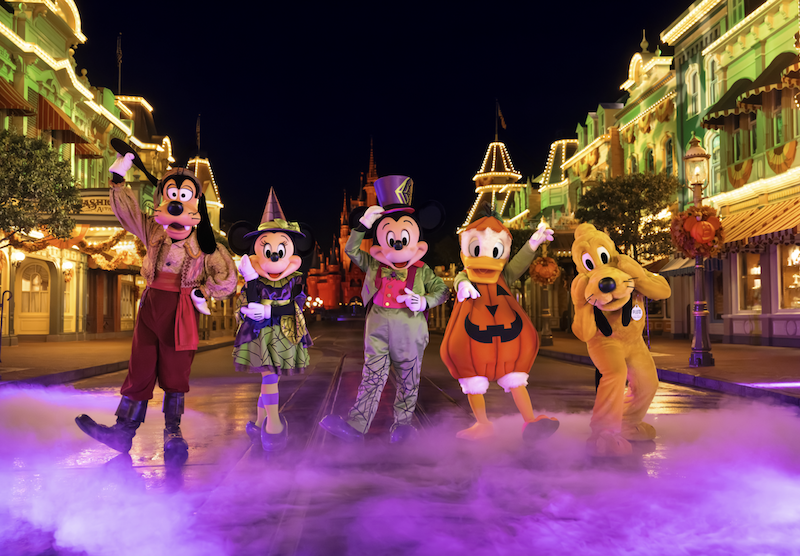 Mickey y sus amigos con disfraces de Halloween en Disney's Hollywood Studios durante la temporada de otoño
