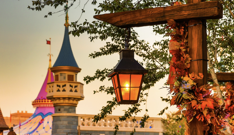 Guirnaldas y decoración otoñal en Magic Kingdom durante la temporada fall en Walt Disney World