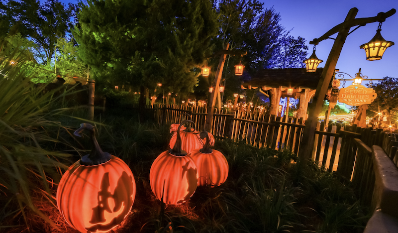 Calabazas iluminadas durante Pluto's Pumpkin Pursuit en EPCOT durante la temporada de otoño