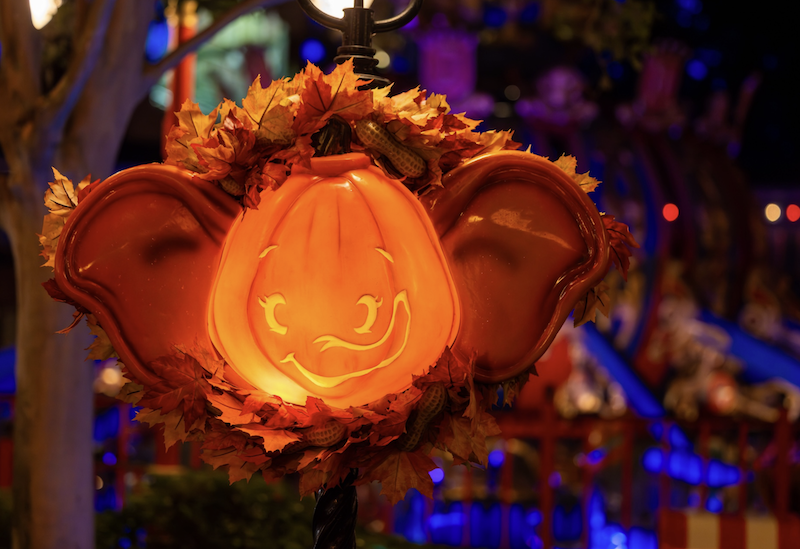 Calabaza iluminada inspirada en Dumbo durante la temporada de otoño en Storybook Circus
