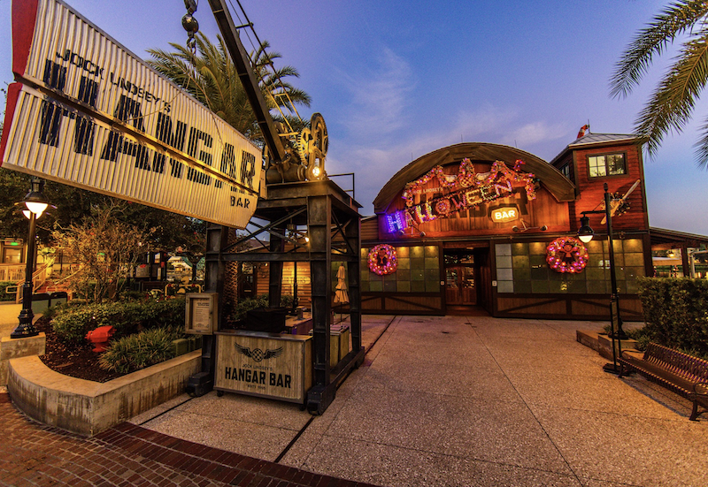 Jock Lindsey's Hangar Bar con decoración de Halloween en Disney Springs