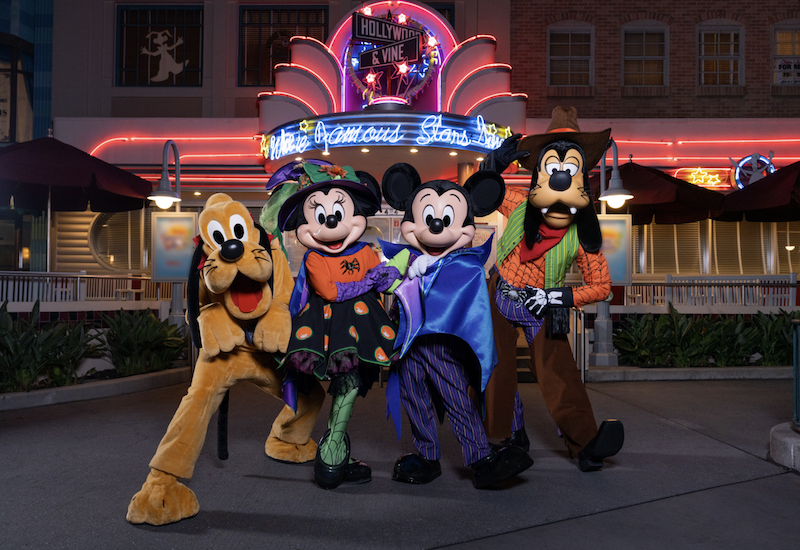 Mickey, Minnie, Goofy, Donald y Pluto con disfraces de Halloween en Main Street U.S.A. durante Mickey's Not-So-Scary Halloween Party