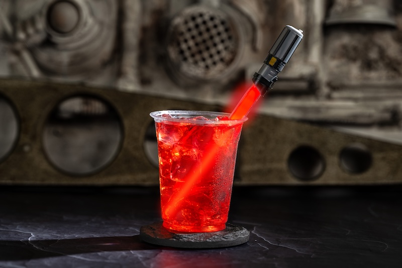 Sith Lord Libation con lightsaber swizzle stick de Darth Vader para May the 4th 2026 en Disney's Hollywood Studios